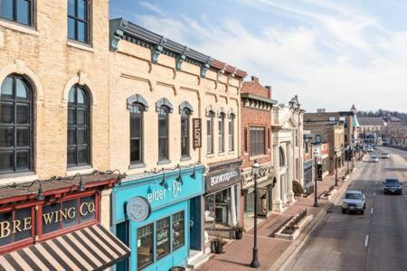 Hip Urban Loft-Small Town Charm-124 Lofts #2 West Dundee ภายนอก รูปภาพ
