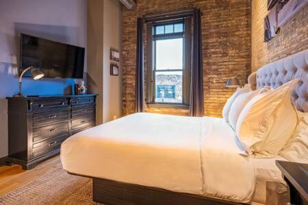 Hip Urban Loft-Small Town Charm-124 Lofts #2 West Dundee ภายนอก รูปภาพ
